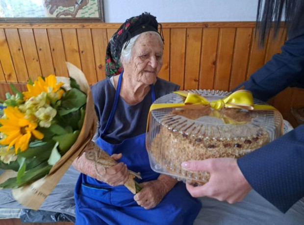 С красив букет и торта, ръководството на Община Банско поздрави