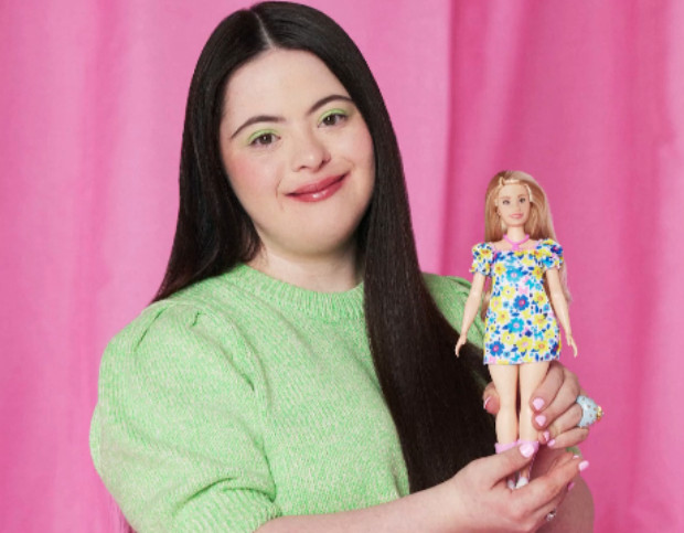 Компанията за играчки Мател представи първата си кукла Барби която