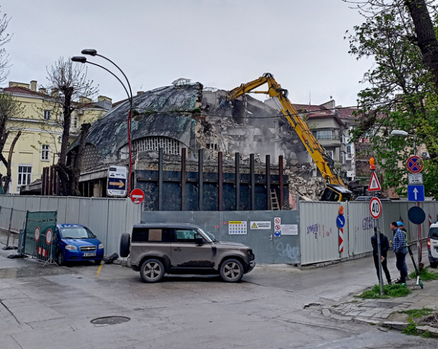 Стартира разрушаването на един от символите на Варна баня