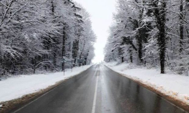 Сняг вали по проходите Пампорово и Превала  в област Смолян Това съобщи